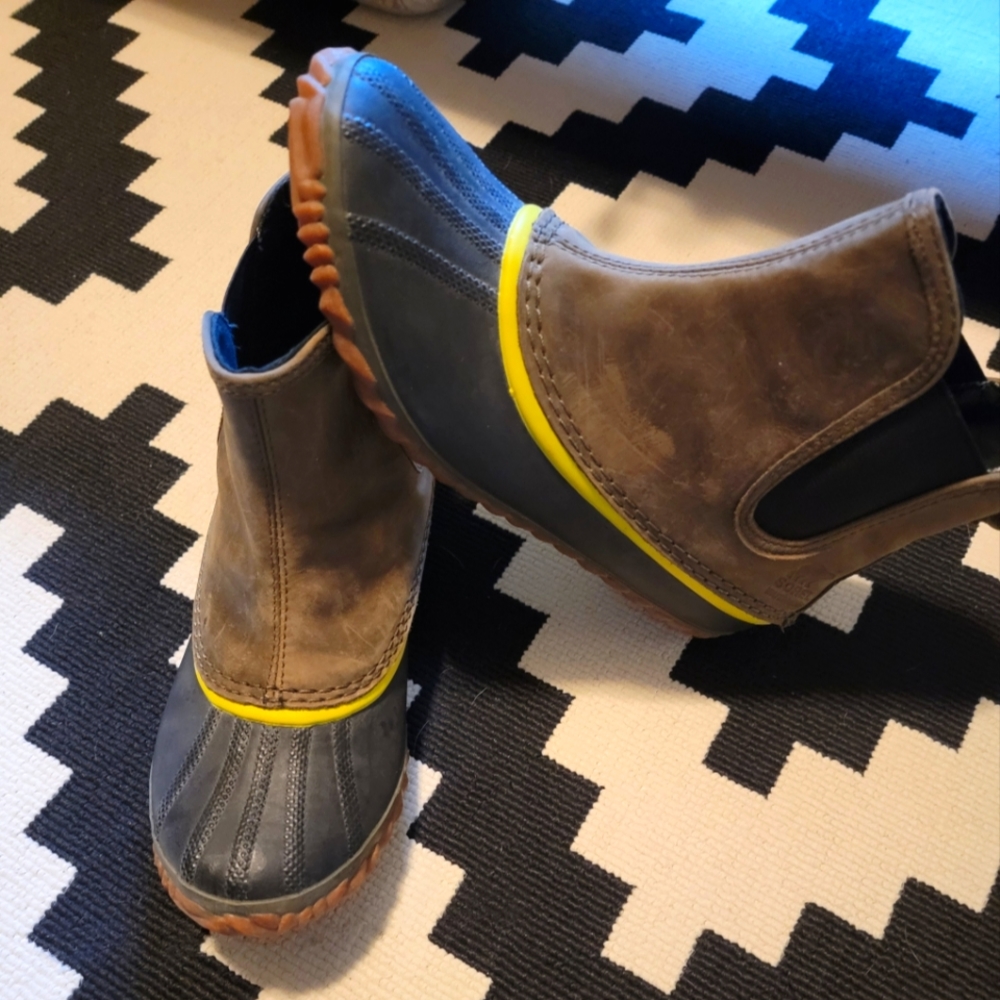 Sorel Women's Out-N-About Boot Size 8 Waterproof Short Chelsea Duck Bootie